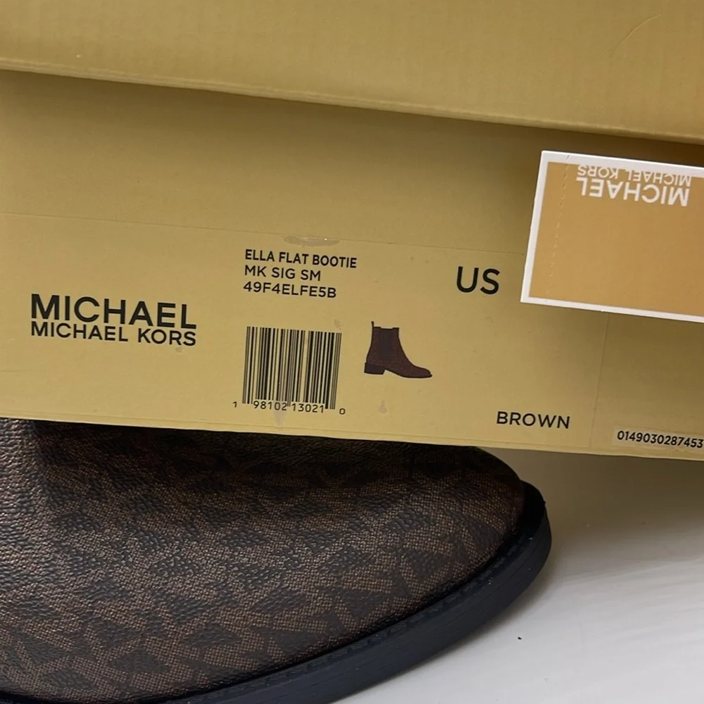 Michael Kors ELLA FLAT BOOTIE MK SIG SM
49F4ELFE5B
BROWN - Picture 16 of 16